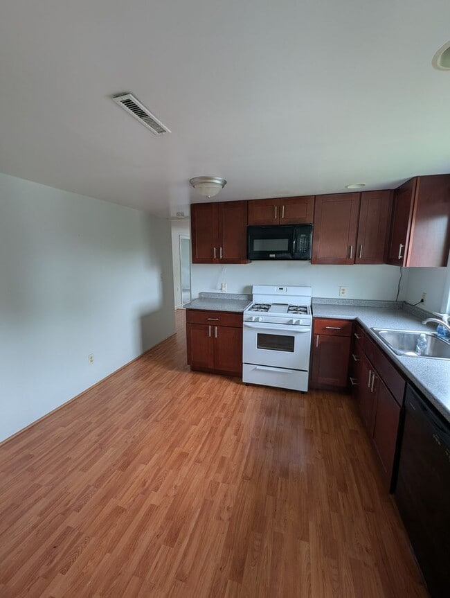 Photo - 105 Kirkpatrick St Unit 105 Kirkpatrick Street Apt 3