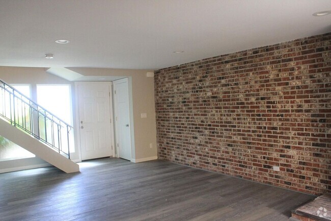 Building Photo - Updated 2BD 1.5BA townhouse in Heart of Be...