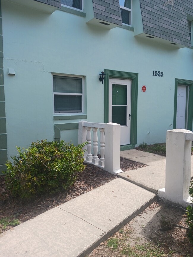 Building Photo - 1525 SE 25th St Unit B