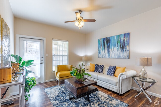 2BR, 2BA - 990 SF