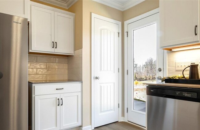 Photo - Modern End-Unit Townhome with Main-Level Primary Suite & Loft in Strawberry Creek