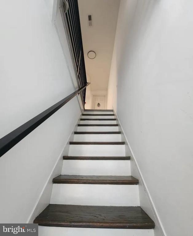 Photo - 565 Van Kirk St