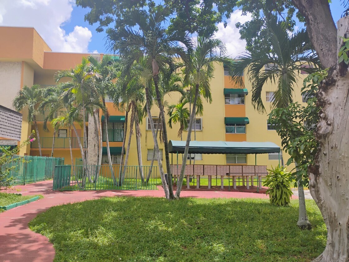 Photo - 666 W 81st St (Hialeah, FL)