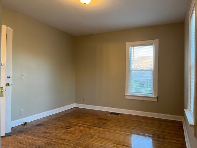 Building Photo - 814 E Lincoln Ave Unit Lower Rear