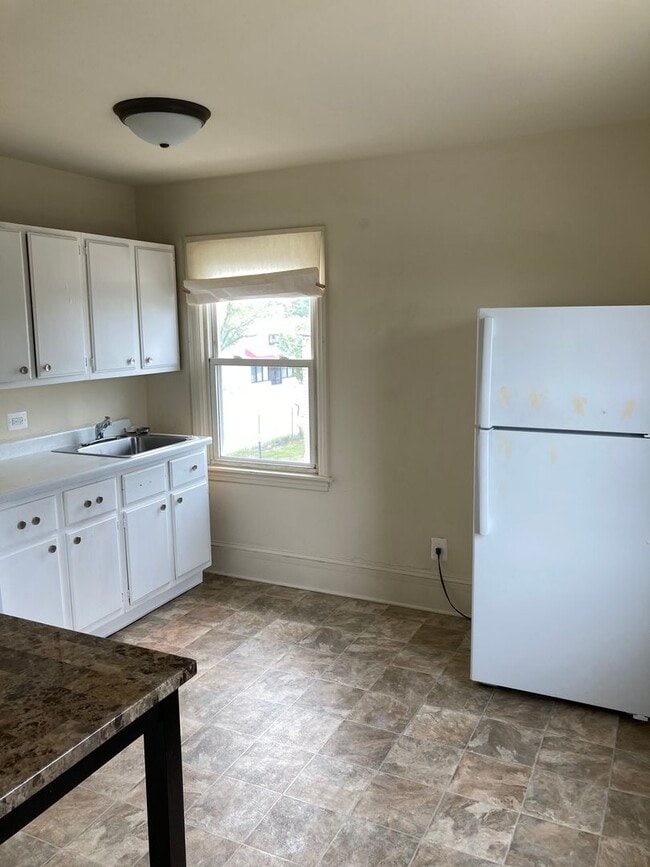 Photo - Second Floor One Bedroom Apartment in Aber...