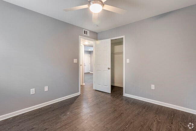 2BR, 1BA - 850 SF