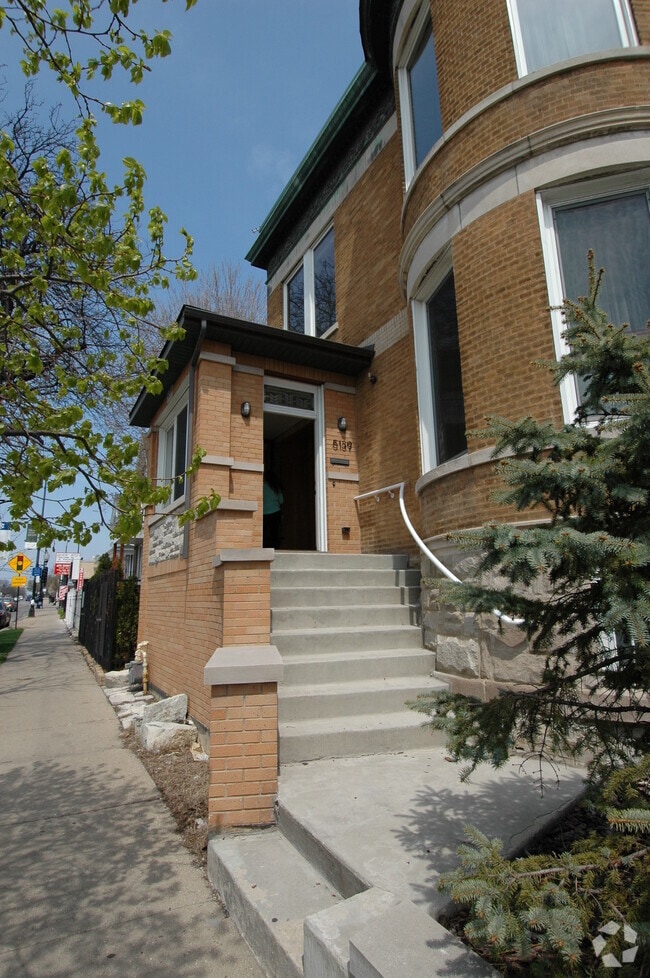 Building Photo - 5139 N Western Ave Unit First Flooor Rental