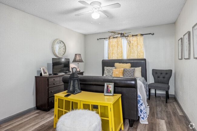 2BR, 1BA - 970SF - Primary Bedroom