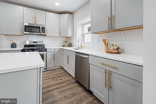 Photo - 202 Adams St NE