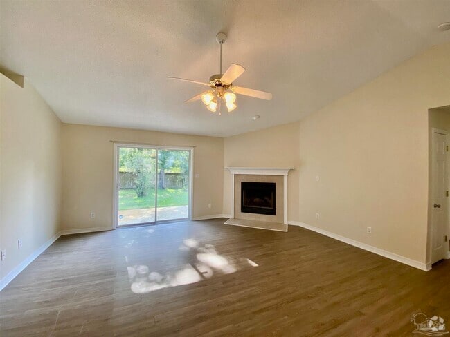 Building Photo - 1550 Oakhill Rd Rental