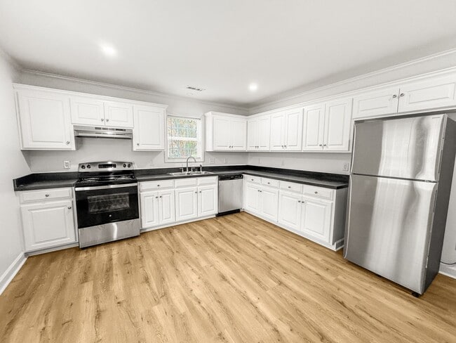 Building Photo - Newly Remodeled 3-BR, 2-Bath Home