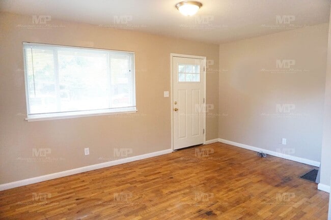 Photo - 1013 Castlerock Dr