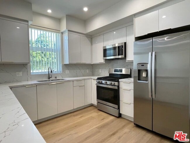 Photo - 11042 La Maida St Unit 202