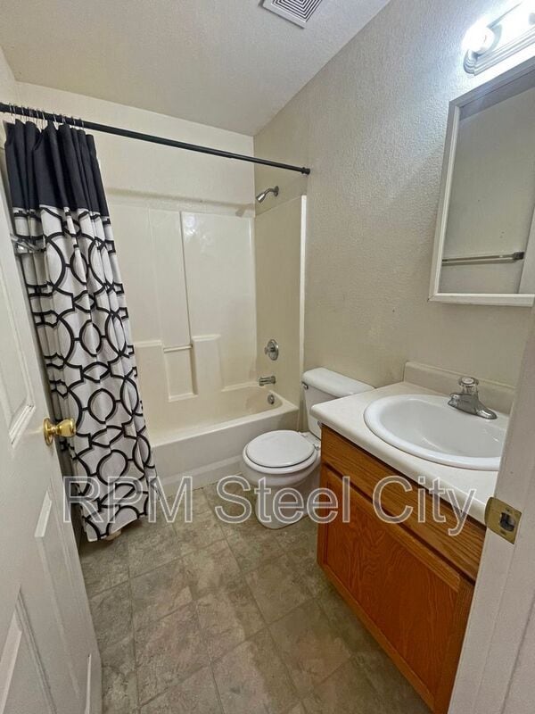 Photo - 1717 Oakshire Ln