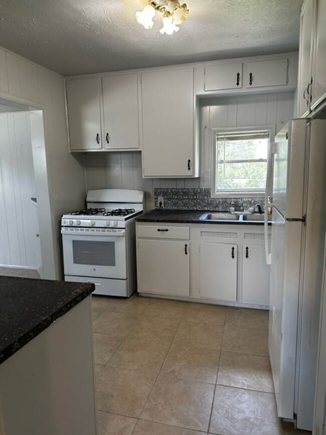 Photo - 402 Newton St