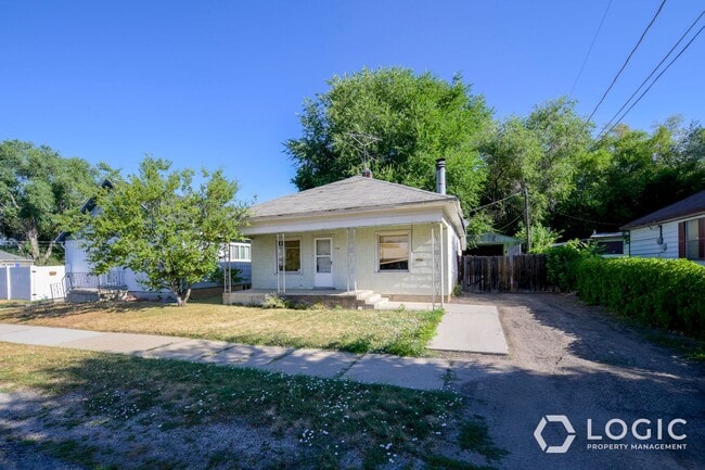 Building Photo - Great 2 Bedroom House on Dead End Street!