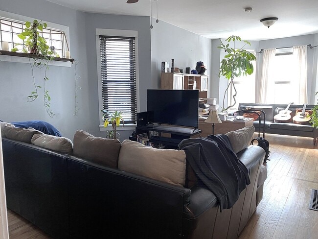 Photo - 3926 W Byron St Unit 1