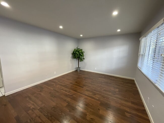 Photo - Blix, 10814-10818 Unit 818-2
