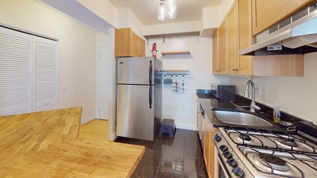 Photo - 1801 Clydesdale Pl NW