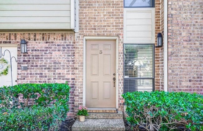 Building Photo - 2503 Bering Dr Unit 3