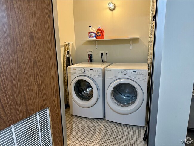 Building Photo - 520 Seneca St Rental