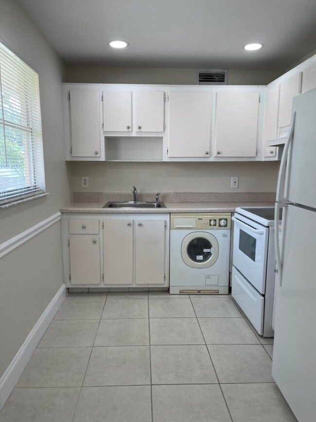 Photo - 472 Saxony Way