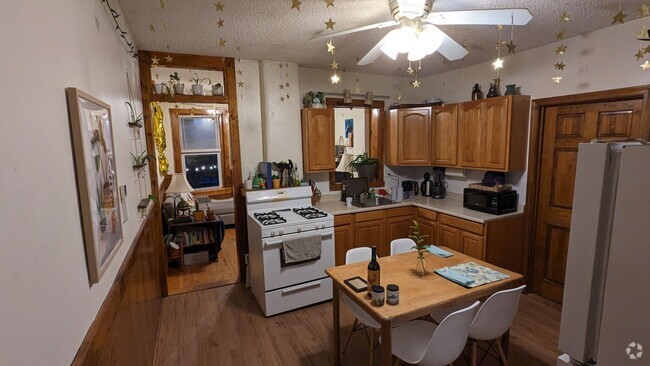 Building Photo - HALF FEE ONLY!  GRAD-Student Friendly Apt ...