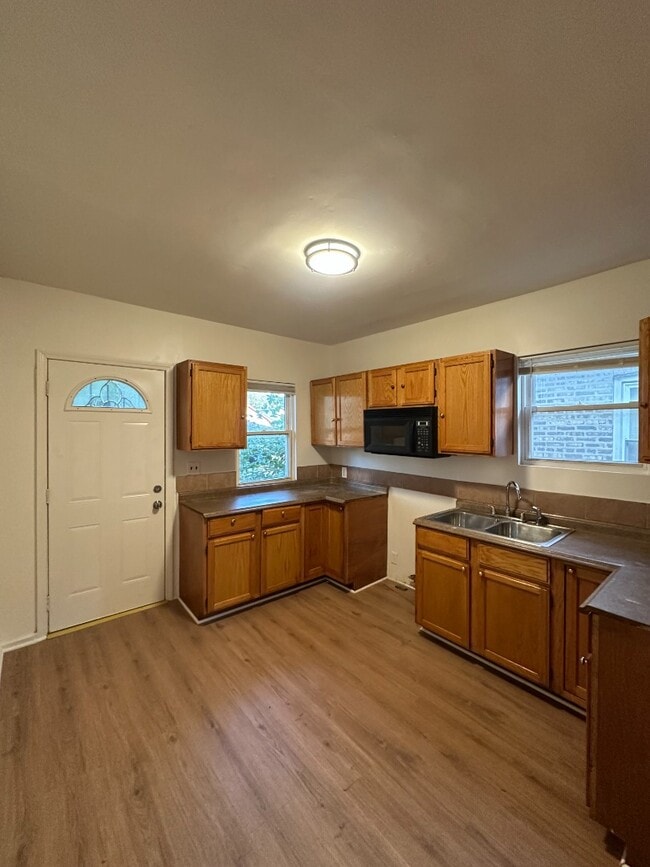 Photo - Spacious 4BR/1BA Chicago Brick Home – Fenc...