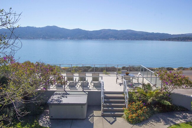 Photo - 747 Tiburon Blvd House