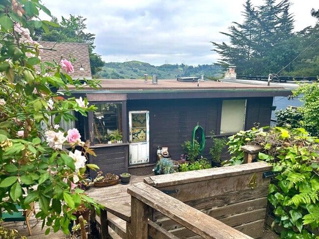 Building Photo - Cozy and Furnished-1 Bedroom, 1 Bath with Mountain Views