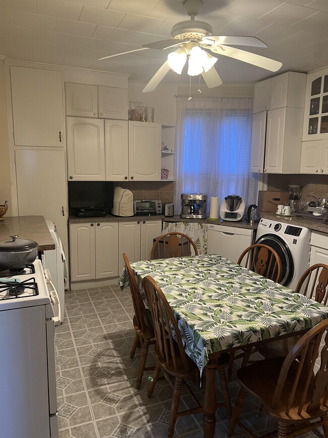 Photo - 405 Ave E