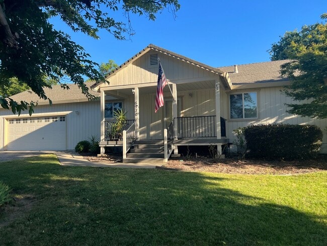 Building Photo - Three Bedroom Two Bathroom Large Garage in... Rental