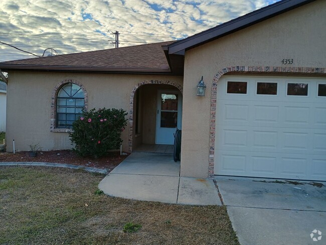 Building Photo - 2 bedroom one bathroom with 2 bonus room Rental