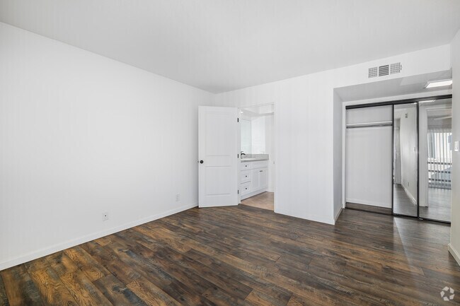 2BR, 2BA - 900SF - Primary Bedroom