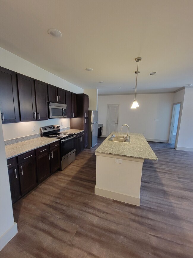Open concept kitchen with island - 7350 Avenue C Unidad 4308