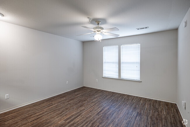 1 habitación, 1 baño, 607 pies cuadrados, sala de estar - Wedington Place Senior Apartments