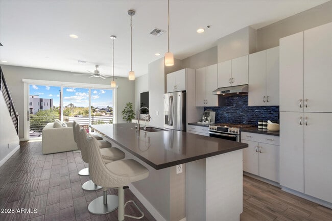Photo - 1717 E Morten Ave Townhome