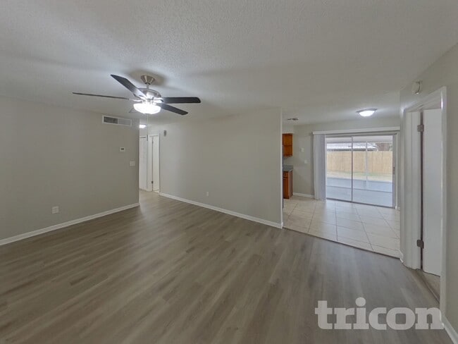 Photo - 1002 Saxon Ct