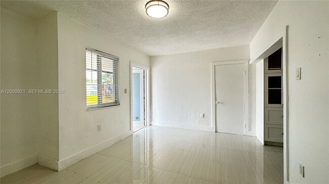 Photo - 5545 E 6th Ave Unidad Front