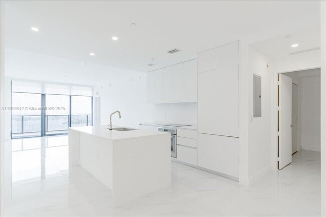 Photo - 700 NE 24th St Unidad 5604