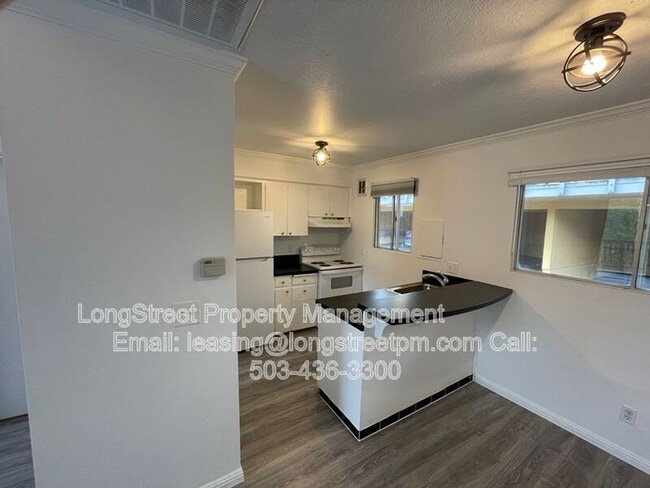 Photo - 851 SW Broadway Dr