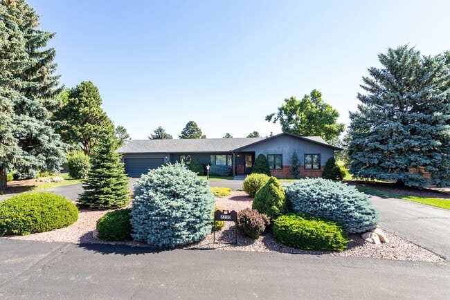Building Photo - Ranch Style Home Located inside Kissing Ca...