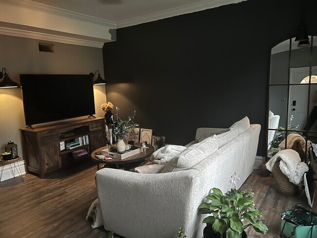 Living Room - 522 Lindenwood Ave