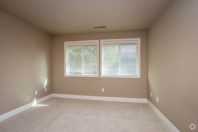 2BR, 2BA - 950SF