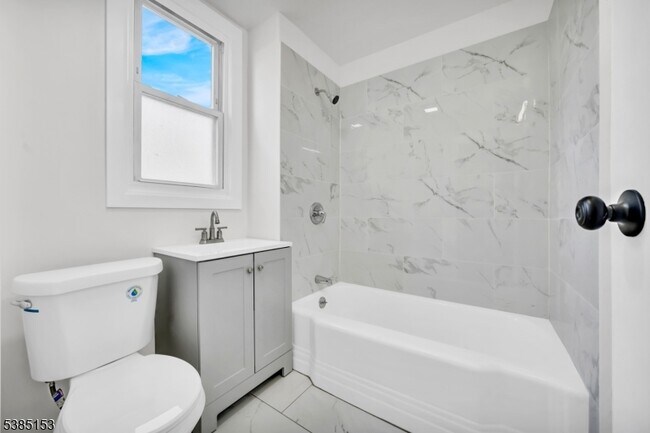 Photo - 1451 Franklin St