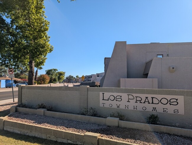 Los Prados Townhome with in unit laundry - Los Prados Townhome with in unit laundry