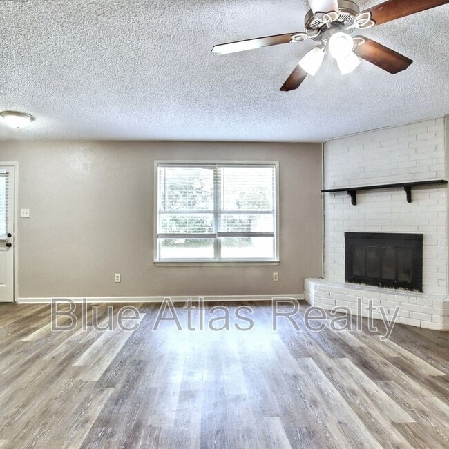 Photo - 3901 Royal Crest Dr