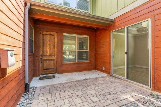 Photo - 304 Zennia St