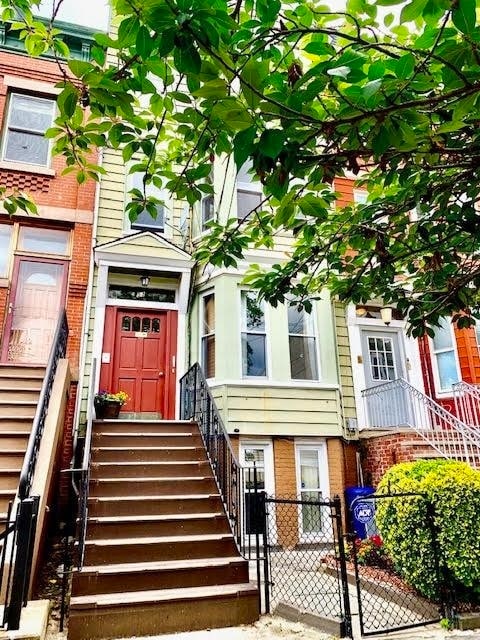 Building Photo - 53 Monitor St