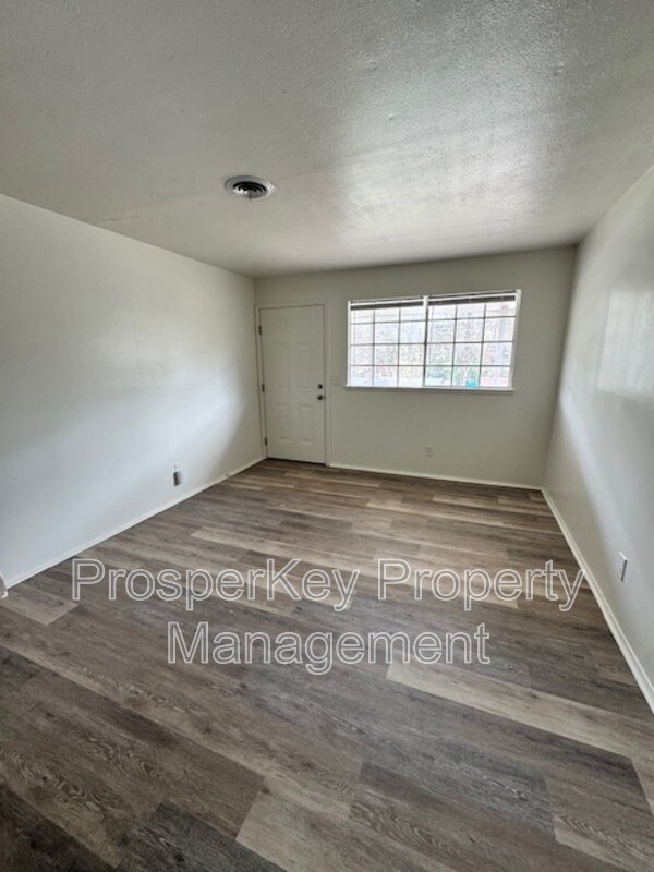 Photo - 4704 Estonia St